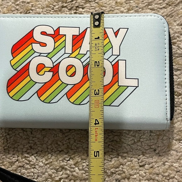 Stay  cool wallet with wristlet - Picture 6 of 6